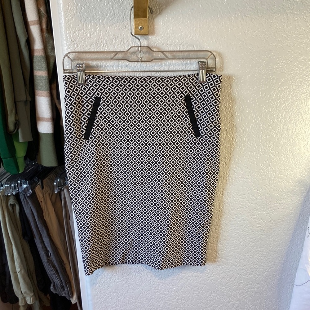 Black and white patterned skin tight skirt